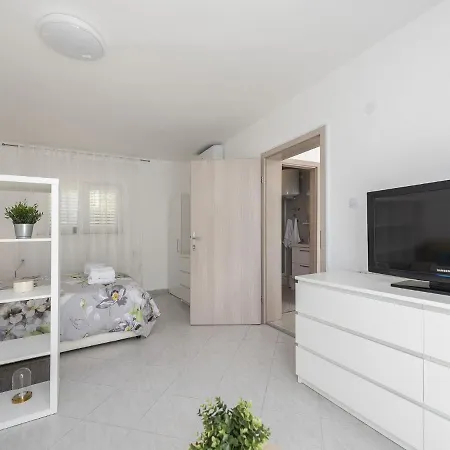 Modern In With Swimming Pool Villa Maslenica