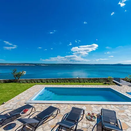 Modern In With Swimming Pool Villa