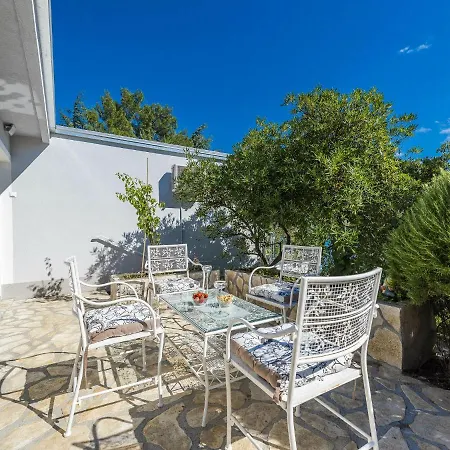 Modern In With Swimming Pool Villa *