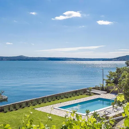 Modern In With Swimming Pool *