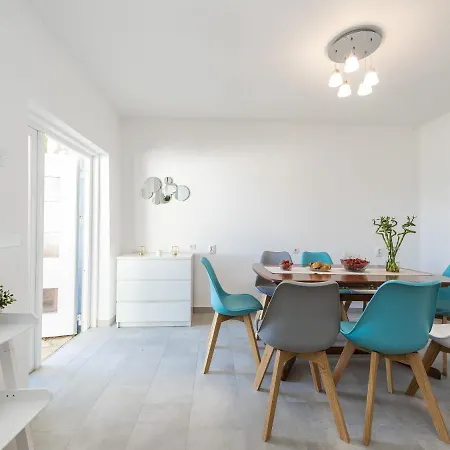 Modern In With Swimming Pool